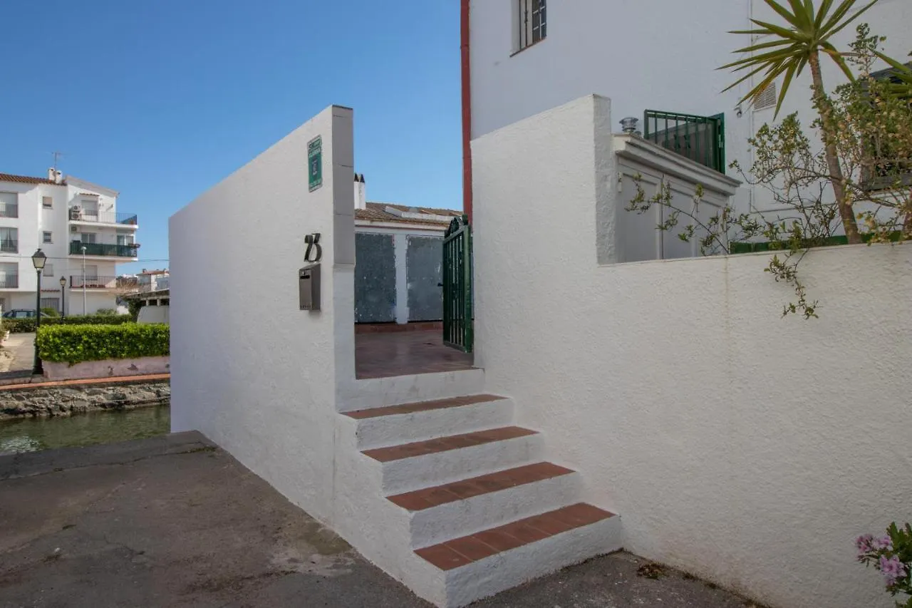 Goldhome - Currican - Casa Con Amarre, Terraza, Barbacoa, Wifi Empuriabrava 0*,  Spain