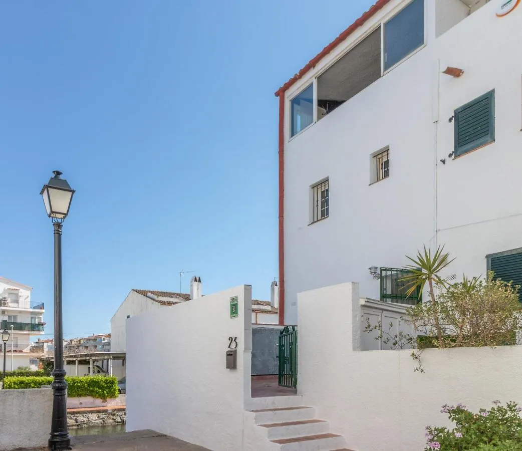 Holiday home Goldhome - Currican - Casa Con Amarre, Terraza, Barbacoa, Wifi Empuriabrava