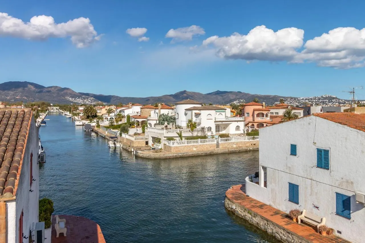 Goldhome - Currican - Casa Con Amarre, Terraza, Barbacoa, Wifi Empuriabrava 0*,  Spain